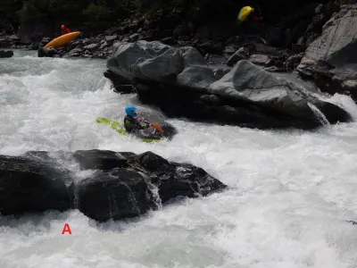 L'essoreur à Prussien. On voit l'eau qui sort sous le rocher siphonnant (en A)